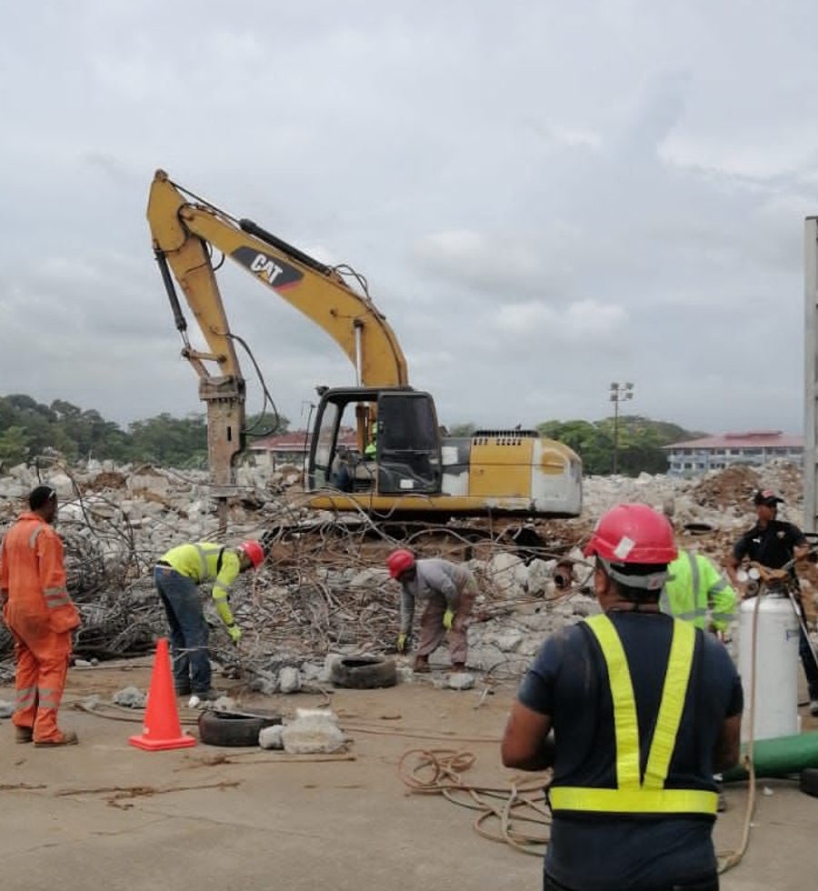 Maquinaria pesada CAT en obra de demolición