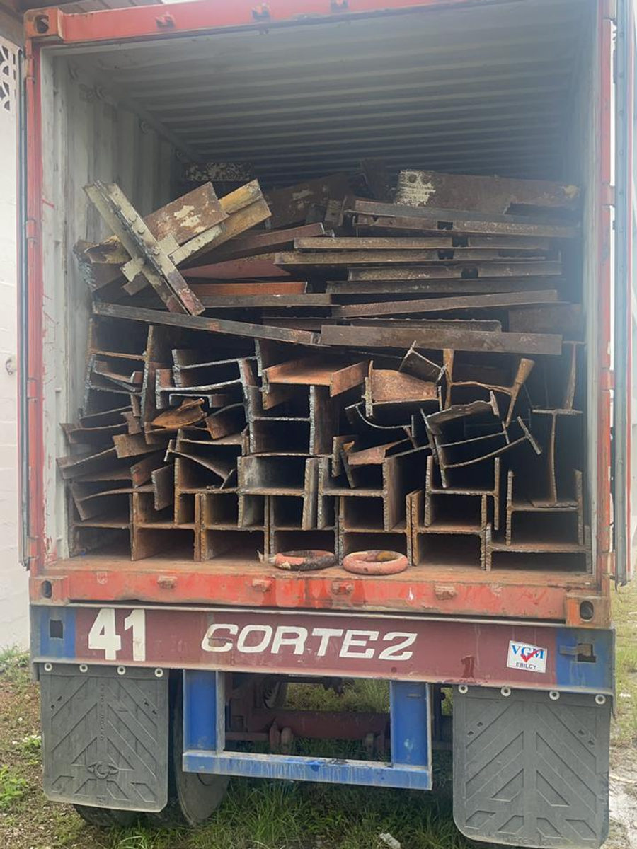 Vigas de acero cargadas en contenedor