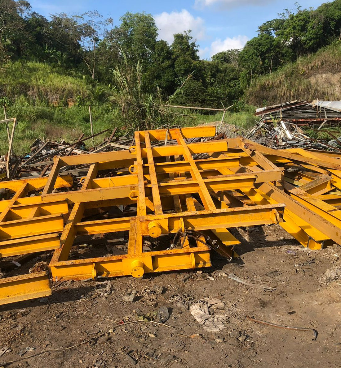 Estructuras metálicas recuperadas en patio