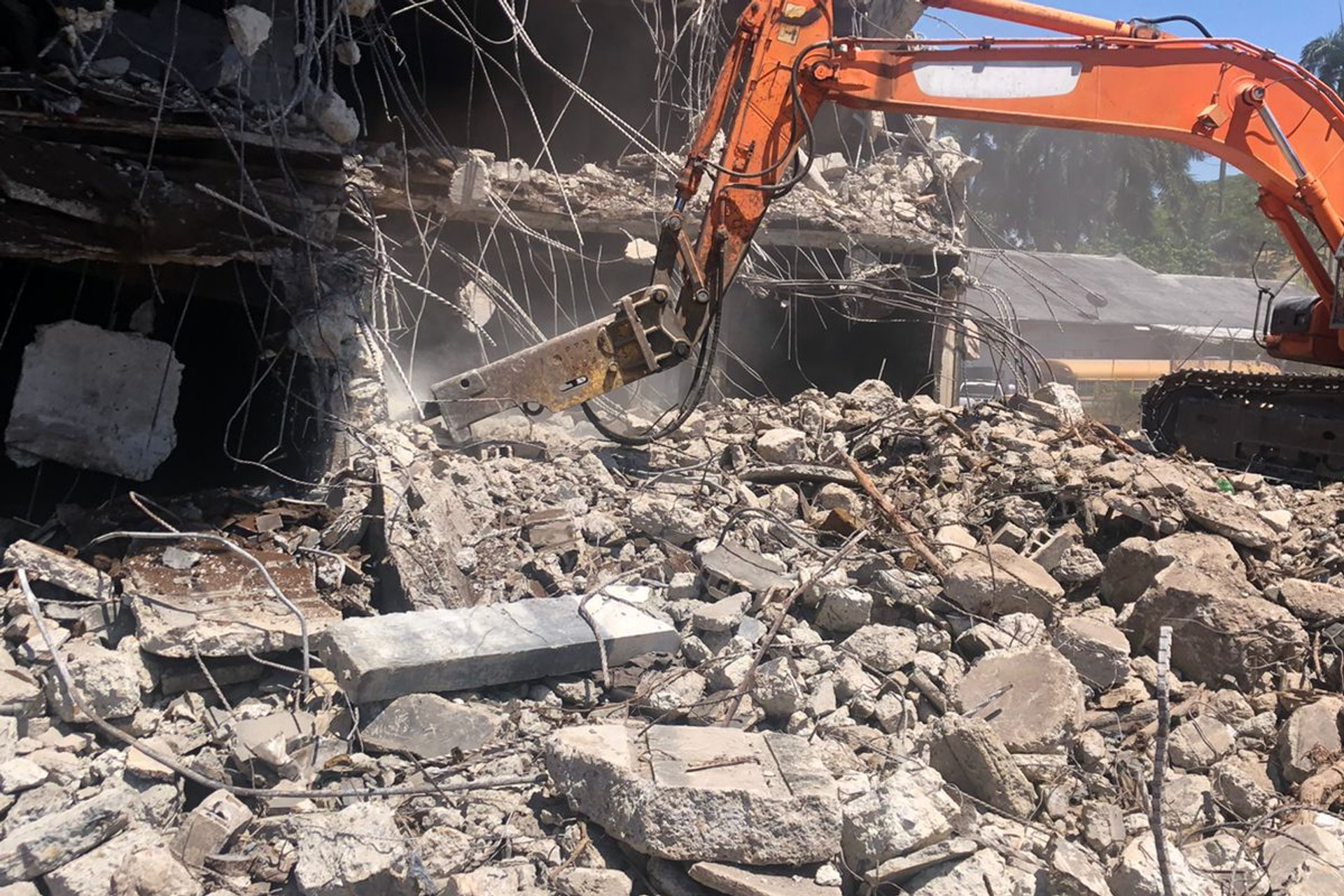 Maquinaria pesada demoliendo un edificio de hormigón en una obra de CANGRI METAL