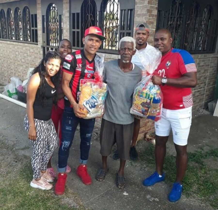 Entrega de uniformes deportivos y canastas de alimentos